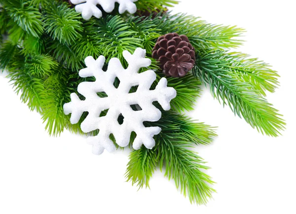 Jul snöflingor på fir tree, isolerad på vit — Stockfoto