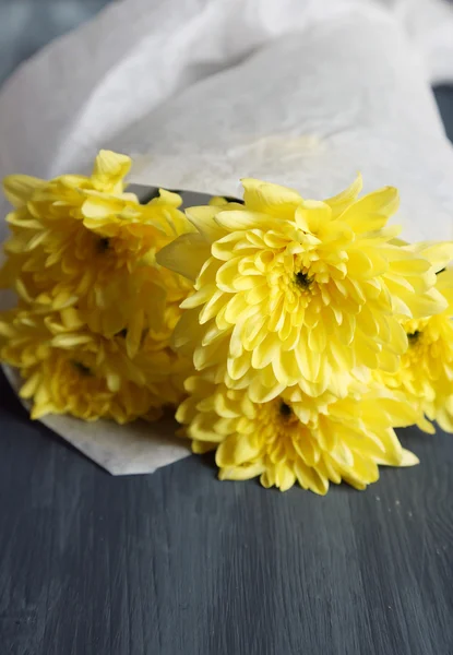 Μπουκέτο με όμορφα λουλούδια στο χρώμα ξύλινο φόντο — Φωτογραφία Αρχείου