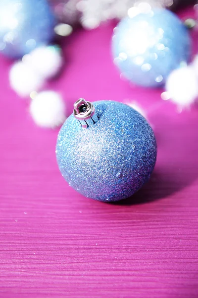 Boules de Noël sur sapin, sur fond de couleur — Photo