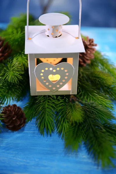 Lentera Natal, pohon cemara dan dekorasi dengan latar belakang cahaya — Stok Foto