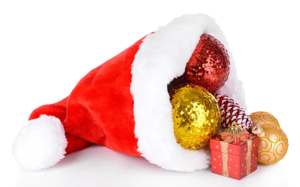 Boże Narodzenie kapelusz z ozdób świątecznych na białym tle — Zdjęcie stockowe