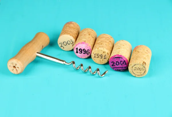 Corchos de vino con sacacorchos en mesa de madera de cerca — Foto de Stock