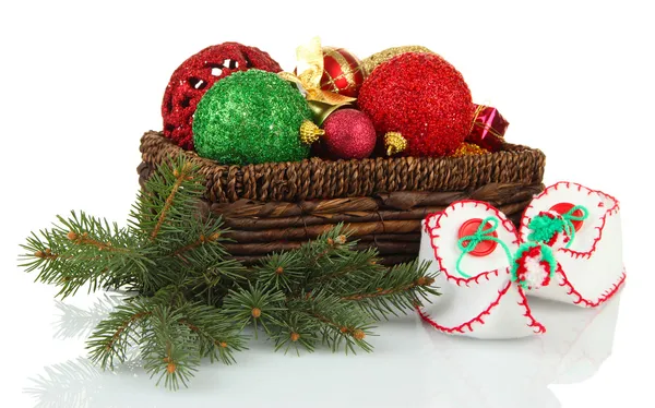 Décorations de Noël en panier et chaussures isolées sur blanc — Photo