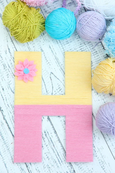 Ein Buchstabe aus handgestricktem Alphabet in Nahaufnahme — Stockfoto