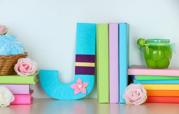 Shelf decorated with handmade knit letter — Stock Photo, Image