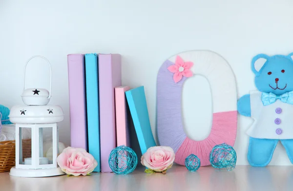 Shelf decorated with handmade knit letter — Stock Photo, Image