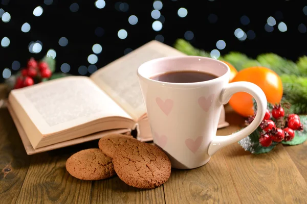 Composición del libro con taza de café y decoraciones navideñas sobre mesa sobre fondo oscuro —  Fotos de Stock