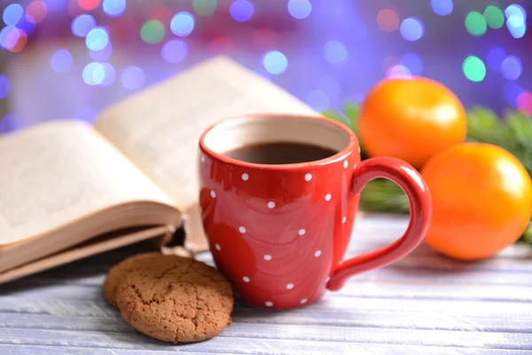 Samenstelling van boek met kop van koffie en Kerst decoraties op tafel op lichte achtergrond — Stockfoto