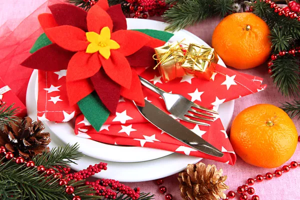 Christmas table setting with festive decorations close up — Stock Photo, Image