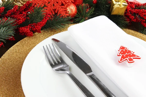 Mesa de Navidad con decoraciones festivas de cerca — Foto de Stock