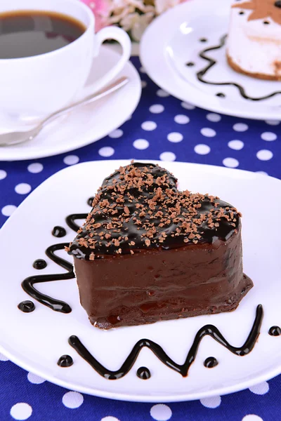 Süße Kuchen mit Schokolade auf dem Teller in Großaufnahme — Stockfoto