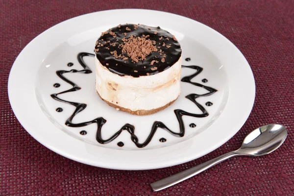 Pastel dulce con chocolate en el plato en primer plano de la mesa —  Fotos de Stock