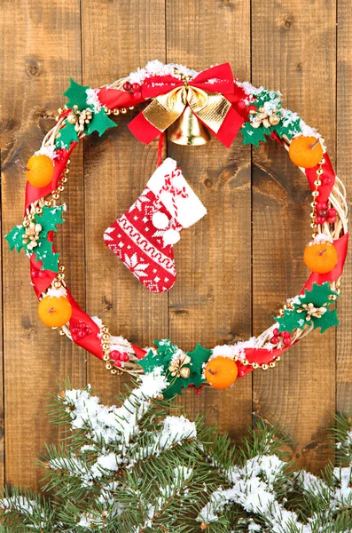 Bella corona di Natale, su sfondo di legno — Foto Stock