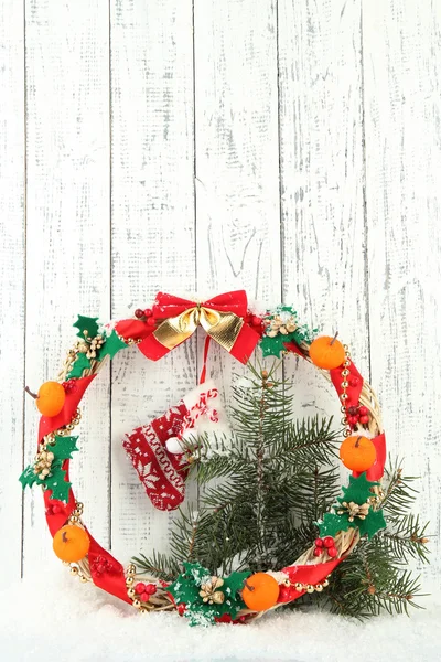 美丽的圣诞花环，木制的背景上 — 图库照片