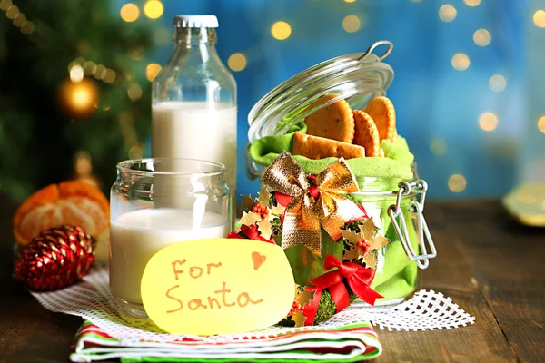 Kekse und Milch für den Weihnachtsmann. im hellen Hintergrund — Stockfoto