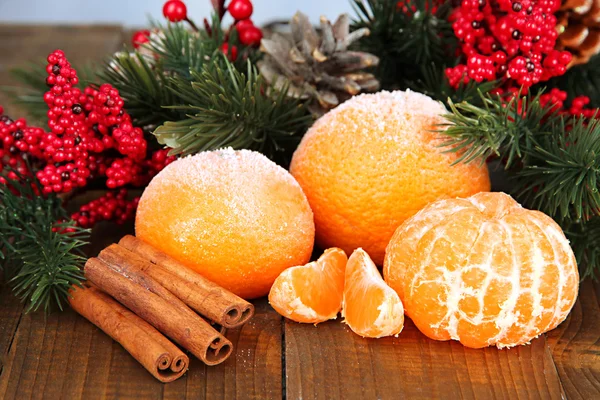 Composição de Natal com tangerinas maduras foscas em fundo de madeira — Fotografia de Stock