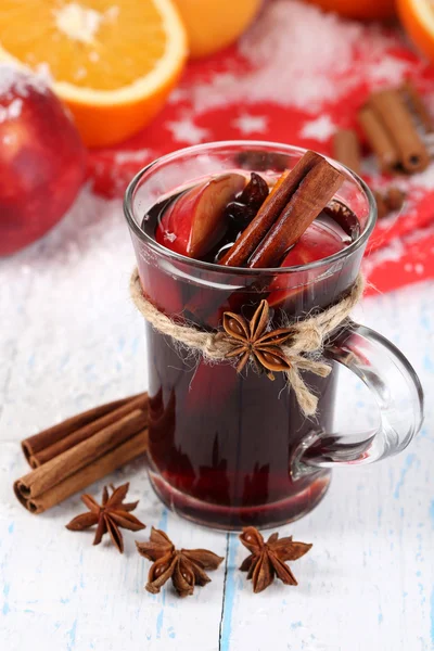 Vino caliente fragante en vaso sobre nieve de cerca —  Fotos de Stock