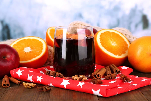 Fragrant mulled wine in glass on napkin on winter background — Stock Photo, Image