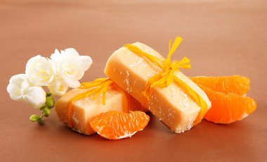 doğal meyve kahverengi zemin üzerine el yapımı Sabun