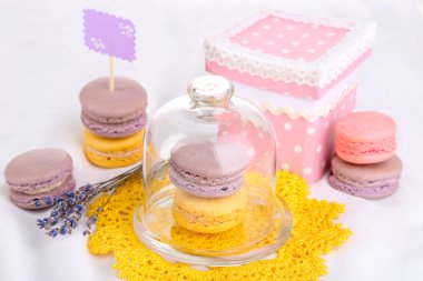 Beyaz kumaş yakın çekim üzerinde macaroons