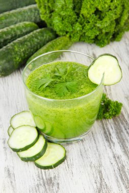 Tablo yakın çekim yeşil sebze suyu