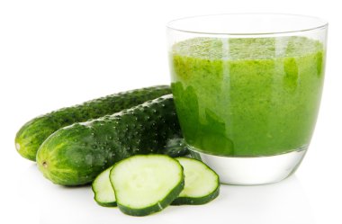 yeşil sebze suyu üzerinde beyaz izole