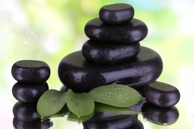 Spa taşları doğal zemin üzerine