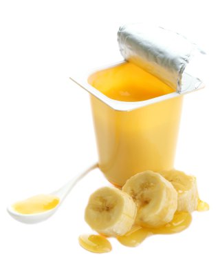 lekker dessert in open plastic beker en banaan, geïsoleerd op wit
