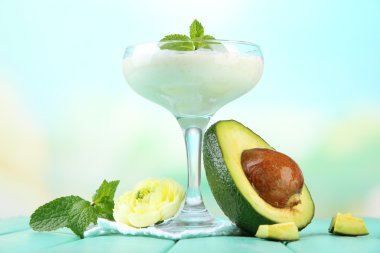 taze avokado güler yüzlü parlak zemin üzerine