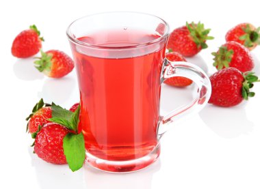 beyaz izole lezzetli çilek çayı