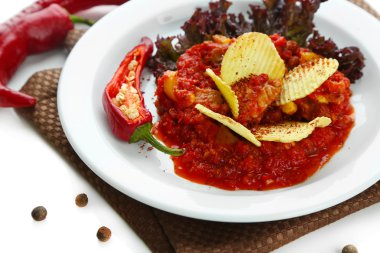 biberli Mısır carne - beyaz izole peçete üzerinde ahşap kase geleneksel Meksika yemeği
