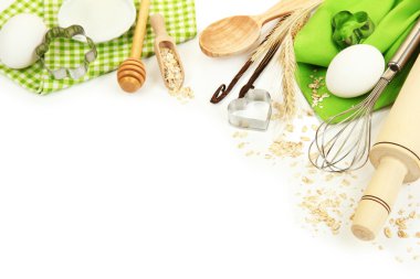 pişirme bir kavram. temel pişirme malzemeleri ve mutfak araçları üzerinde beyaz izole