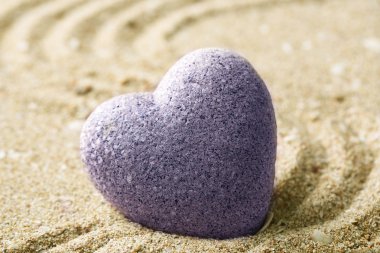 Gri zen stone kum arka plan üzerinde kalp şeklinde