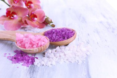 güzel çiçek ile natürmort orkide çiçek ve renk ahşap zemin üzerinde deniz tuzu ile tahta kaşıklar