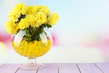 Vazoda hidrojel tablo parlak zemin üzerine ile güzel çiçekler