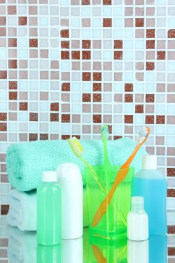 kozmetik ve mozaik karo zemin üzerine banyo aksesuarları