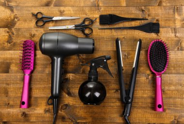 ahşap masa yakın çekim kuaförlük araçları