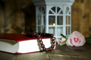 İslami lamba, kutsal nook ve tespih koyu arka plan üzerinde