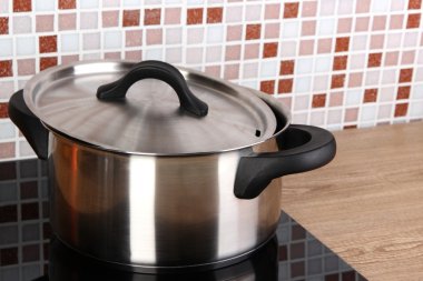 mutfak mozaik üzerindeki masada ocakta pot arka plan karoları