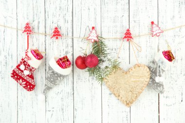 Beyaz ahşap duvarda Noel aksesuarlar