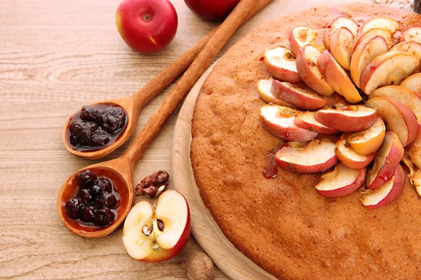 Sabroso pastel casero con manzanas y mermelada, sobre mesa de madera — Foto de Stock