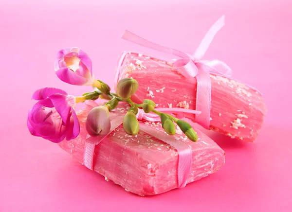 Savon naturel fait main, sur fond rose — Photo