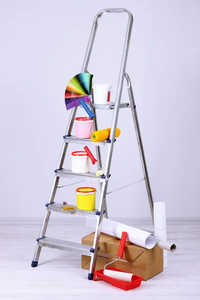 Escada de metal e pintura no quarto — Fotografia de Stock