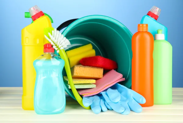 Produtos de limpeza em balde sobre fundo de cor — Fotografia de Stock