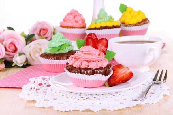 Beautiful strawberry cupcakes on dining table close-up — Stock Photo, Image