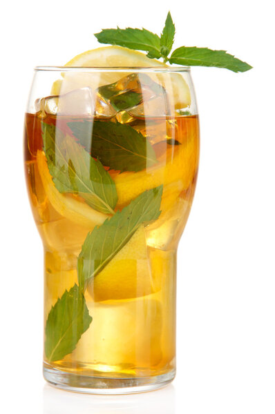 Холодный чай с лимоном и мятой, изолированный на белом
