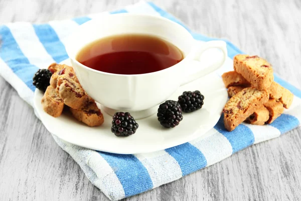 Cup of tea with cookies and blackberry on table close-up — Stock Photo, Image