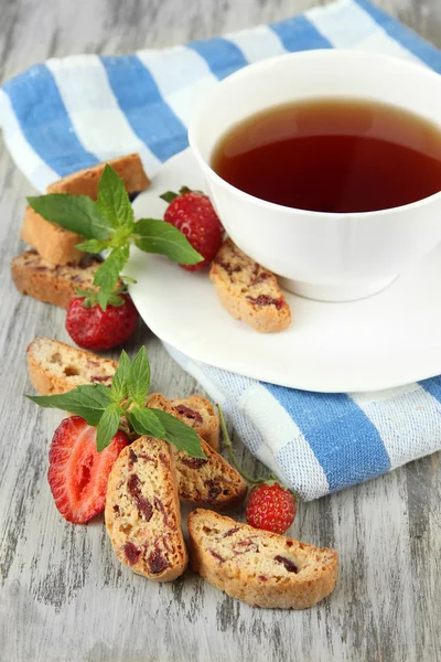 Kopje thee met koekjes en aardbeien op tafel close-up — Stockfoto