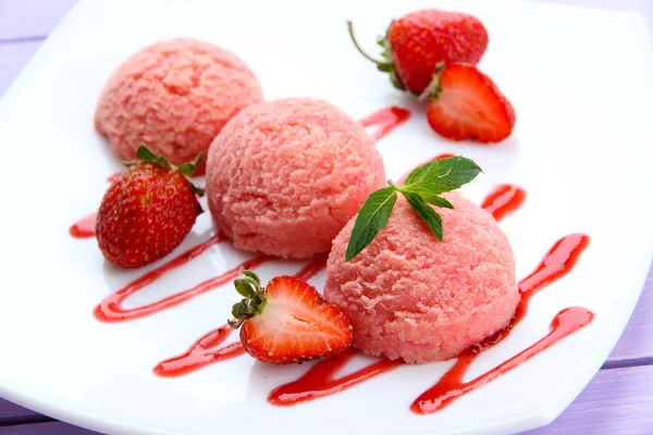 Délicieuse glace sur assiette sur table close-up — Photo