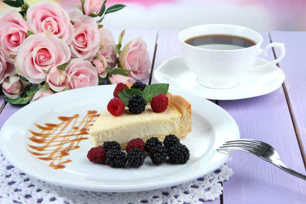 Bit av cheesecake med hallon och björnbär på plattan, ljus bakgrund — Stockfoto